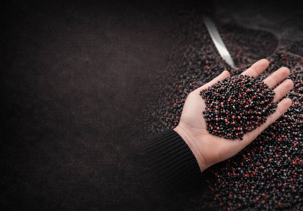 Гранулы пластика — сырьё производства ПАЛЫЧ